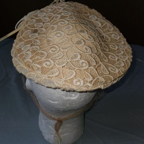Vintage 1960\'s Scalloped Lace Pill Hat‎ with Pik, Veil and Tie main image 4